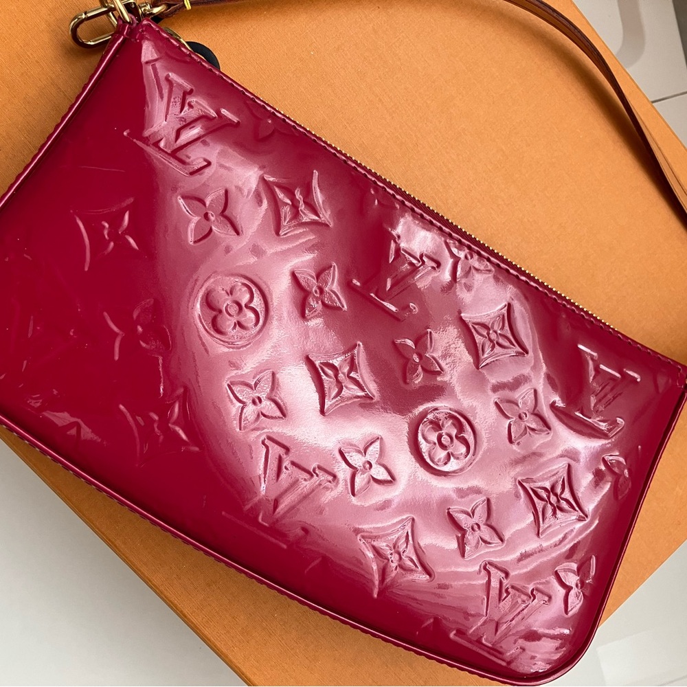 Authentic Louis Vuitton Vernis Pochette. NO STRAP.